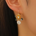 Boucles d'oreilles tournesol dorées avec émail jaune, cristaux clairs et fermoirs à charnière - Boucles d'oreilles tournesol en cristal or léger 14K