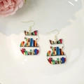 Kreative Lehrerin-Ohrringe aus Acryl mit Katzenmotiv und buntem Buch-Druckmuster - Katzenform / Silber