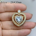 Vista macro detallada de un colgante corazón dorado 26x30mm con pedrería - Estilo A - Corazón con Microengaste de Doble Capa