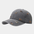 Detalle macro del bordado de perro salchicha en una gorra de béisbol de algodón lavado gris - Ajustable / Gris