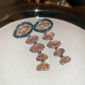Makroaufnahme von Vintage-Silberohrringen mit bunten Strasssteinen und Sterneneffekt - Bunter Strass Mehrteiliger Quaste Stil (17#)