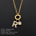 Collana in acciaio al titanio dorato con iniziale R di perle e ciondolo in zircone quadrato. - Lettera R