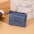 Mini porte-monnaie en cuir PU bleu avec fermeture éclair et porte-clés sur marbre - Bleu