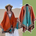 Poncho à capuche ethnique avec motifs tricotés orange et bleu sarcelle et franges - Couleur 15