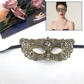 Masque de mascarade en dentelle dorée avec découpes complexes et rubans en soie noire - Zorro