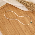 Collana di perle e pietra naturale verde con ciondolo a stella dorata su vassoio legno - 1# Stella Esagonale Verde