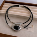 Détail du pendentif spirale en argent avec gemme noire sur cordon en cuir et son écrin - Collier (Argent-Noir)