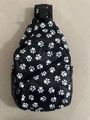 Sac de poitrine chat noir avec imprimés pattes blanches et poche latérale filet - Empreinte Blanche