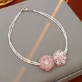 Dettaglio della collana di perle a doppio strato con ciondoli a fiori rosa e perline - Collana-Bianco-Rosa