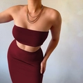 Détail de l'ensemble deux pièces en tricot bordeaux avec haut bustier et jupe longue ajustée - Bordeaux