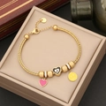 Goldenes Edelstahlarmband mit Herzanhängern und Smiley auf einer Schmuckschatulle - Lächeln & Herz Stil (2#)