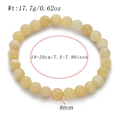 Detailansicht eines 8mm Natursteinarmbands in Creme mit Größen- und Gewichtsangaben - 8mm Perlen / Gelber Südlicher Jade (AB855-01)