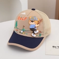 Dettaglio dell'orso da golf ricamato e trama in mesh traspirante del cappellino - 52cm (3-6 Anni) / Cachi Chiaro