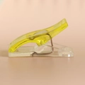 Vista lateral de una pinza de costura de plástico amarillo para telas y manualidades - Amarillo