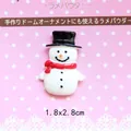 Dettaglio di ciondolo pupazzo di neve in resina con cappello per accessori DIY - Pupazzo di Neve Sorridente