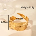 Bracciale rigido aperto in acciaio dorato regolabile con design a piuma e dimensioni - Stile texture piuma realistico (YB-055)