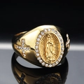 Anello da uomo vintage con rilievo Madonna, cristalli e dettaglio croce laterale - US 7 / Oro