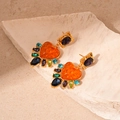 Detailansicht der Vintage Herz-Ohrringe mit orangefarbenem Harz und bunten Strasssteinen - Orangefarbener Herzstil (Silberstift)