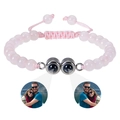 Detalle de pulsera de piedra rosa con proyección de fotos en colgantes metálicos - Cuarzo rosa