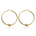 Detalle de pendientes de aro de acero inoxidable chapado en oro 18K con un nudo decorativo - Pendientes de Aro con Nudo Dorados