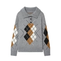 Pull polo en maille à losanges gris classique avec manches longues sur fond blanc épuré - S / Gris clair