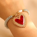 Detailaufnahme des Retro-Sacred-Heart-Armbands mit rotem Anhänger und Perle - Armband Mit Heiligem Herz Und Roter Krone (A-647) / KC Gold Charm With Silver Beads