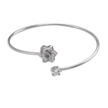 Détail du bracelet à projection argenté avec hexagramme en zircon et pierre sertie - Bracelet Projection Hexagramme Argent Blanc K