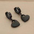 Dettaglio di orecchini a cuore nero opaco con chiusura a cerchio su superficie in legno - Stile Solido (KE109726-Z) / Nero