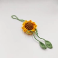 Vista detallada de colgante de girasol hecho a mano a ganchillo con pétalos y hojas - Colgante de Coche de Girasol de Doble Capa
