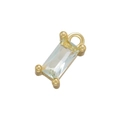 Vue macro d'un pendentif rectangulaire doré avec zircon coupe émeraude pour bijoux DIY - Or Bleu Mer