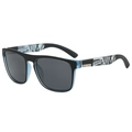 Lunettes de soleil polarisées homme avec monture noire mate et branches motif zèbre - Monture bleue transparente verres gris / 【caractéristiques Du Produit】ce Produit Est Une Élégante Paire De Lunettes De Soleil Polarisées. La Monture Est En Matériau Noir Mat Ornée De Lignes Bleues Semi-transparentes Sur L'anneau Intérieur. Les Branches Arborent Un Motif Zèbre Noir Et Blanc Saisissant Et L'inscription « Fashion ». Les Charnières Sont Marquées Du Logo « Polarized ». Les Verres Sont Gris Foncé. 【présentation Visuelle】l'image Utilise Un Format De Prise De Vue Classique En Plongée À 45° Typique Du E-commerce Mettant Parfaitement En Valeur La Face Avant De La Monture Et Les Détails Des Branches. Le Fond Blanc Pur Offre Un Rendu Minimaliste Et Professionnel Avec Des Transitions D'ombre Et De Lumière Douces Et Une Netteté Exceptionnelle. Esthétique : [élevée] Note Globale : [82] Composition Harmonieuse. 【contenu Textuel】les Inscriptions « Polarized » Et « Fashion » Sur Les Branches Sont Des Éléments Décoratifs Du Produit Et Ne Doivent Pas Être Supprimées. Aucun Caractère Chinois Ni Filigrane N'est Superposé. 【étiquettes Logistiques】aucune. 【risque De Contrefaçon】contrefaçon Du Produit : Aucune. Aucun Logo De Marque Connu Ni Aucun Brevet De Conception Spécifique N'ont Été Trouvés ; Le Risque Est Extrêmement Faible. Probabilité De Contrefaçon : 01. Contrefaçon Du Contexte : Aucune. 【paramètres Du Produit】fonction : Polarisées ; Style : Rayures Zébrées Tendance.