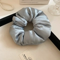 Chouchou en satin bleu argenté élégant avec texture de soie sur plateau - Bleu