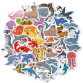 Dettaglio di adesivi impermeabili con animali marini tra cui squali, delfini e tartarughe - 50 Pezzi Mini Animali dell'Oceano