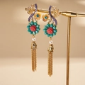 Detailansicht der Vintage-Ohrringe mit bunten Harzblumen und goldenen Quasten-Ketten - Silbernadel-Blau / Blau