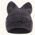 Detailansicht der dunkelgrauen Plüsch-Katzenohrenmütze mit süßer Katzenaugen-Stickerei - Dunkelgrau