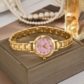 Detailansicht einer Damen-Armbanduhr in Gold mit rosa Zifferblatt auf Geschenkbox - Gold Rosa (HS2512-554-01)