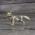 Dettaglio di statuetta di volpe in ottone vintage con texture della pelliccia e finitura antica - Piccolo Lupo / Bronzo