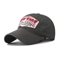 Dettaglio del cappellino da baseball in cotone grigio antracite con ricamo New York - Regolabile / Verde Militare
