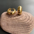 Polierte 14K vergoldete 316L Edelstahl Creolen auf einem Naturstein in klassischem Stil - Gold