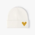 Bonnet en tricot blanc pour femme avec motif cœur jaune et texture côtelée élégante - Taille unique / crème