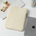 Vista macro de la funda de portátil crema con costuras verticales y cremallera metálica - 11" / Blanco