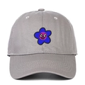 Detail van de geborduurde blauwe en paarse bloem met cartoon smiley op grijze katoenen pet - Verstelbaar / Grijs