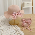 Détail du chapeau de paille rose et sac assorti avec nœud floral pour enfants - Chapeau Rose + Sac