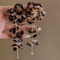 Détail rapproché de boucles d'oreilles fleurs en tissu léopard et chaînes à pompons - 3# Tige d'oreille en acier - Marron - Fleur