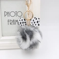 Llavero elegante con pompón de piel sintética gris y lazo con manchas de dalmata - Llavero Dorado / Blanco