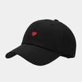 Gros plan détaillé d'une casquette de baseball noire avec broderie cœur rouge en coton - Réglable / Noir