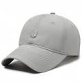 Cappellino da baseball grigio chiaro a sei pannelli con logo a scudo ricamato su bianco - Regolabile / Grigio chiaro