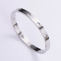 Detalle del brazalete plateado con estrellas caladas en acero inoxidable 304 - Color Acero
