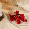 Handgemaakte kerst haaraccessoire met rode bessen en bosdennenappel ontwerp - Drie-armige Rode Bessen