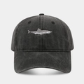 Klassische schwarze Baumwoll-Baseballkappe mit hochwertiger weißer Haifisch-Stickerei - Verstellbar / Schwarz